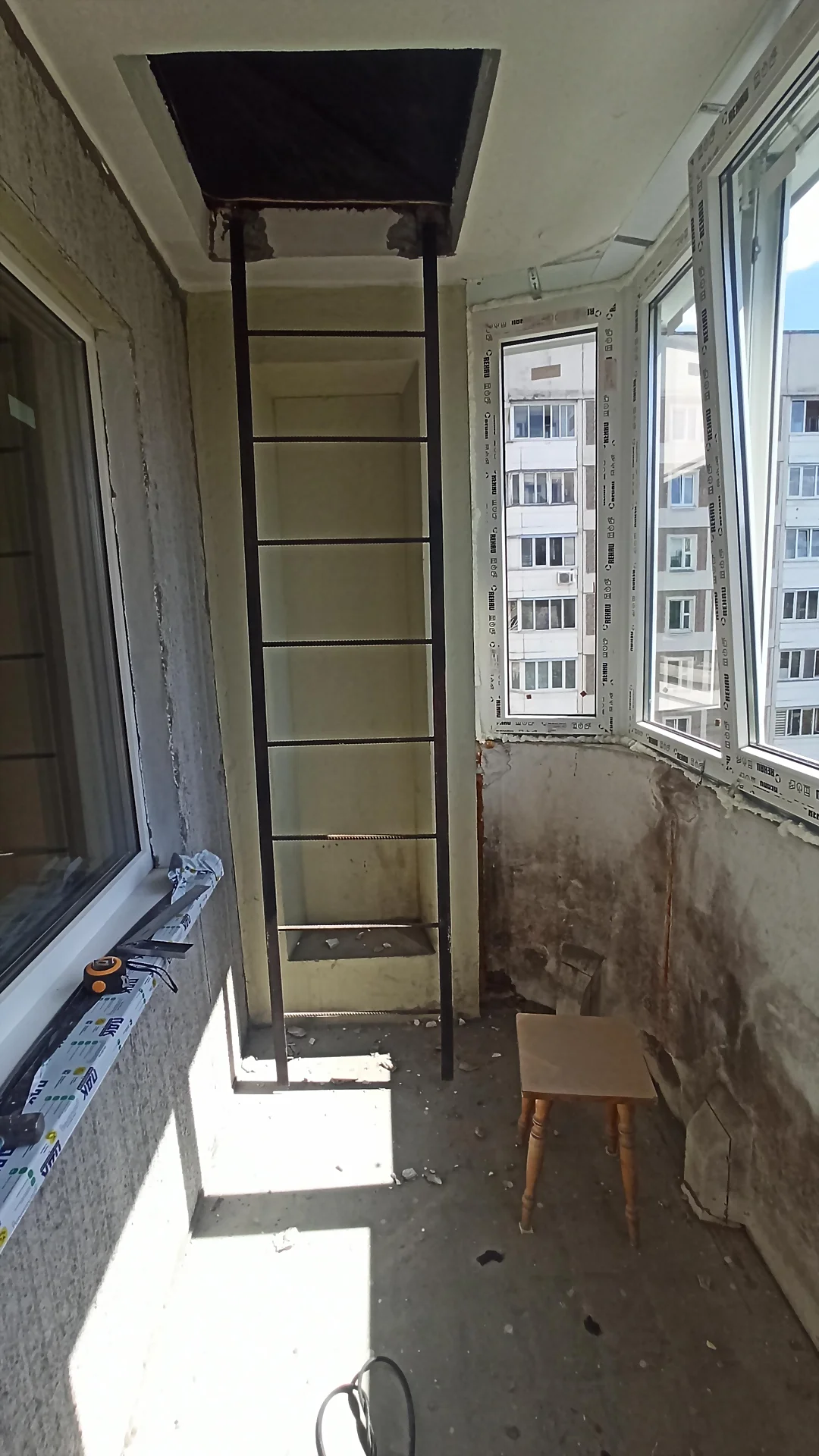 Демонтаж пожарной лестницы на балконе до отделки