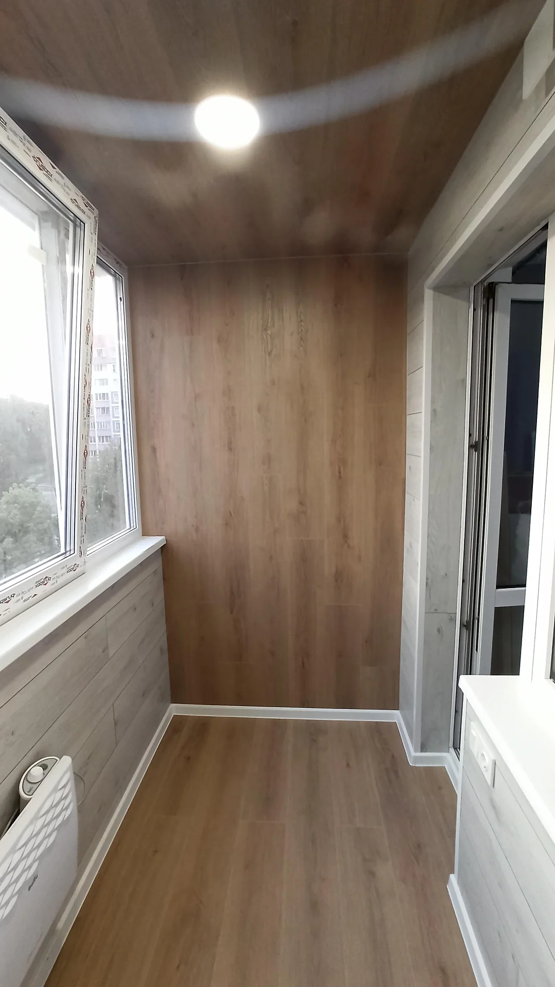 Полная обшивка балкона ламинатом: стены, пол, потолок