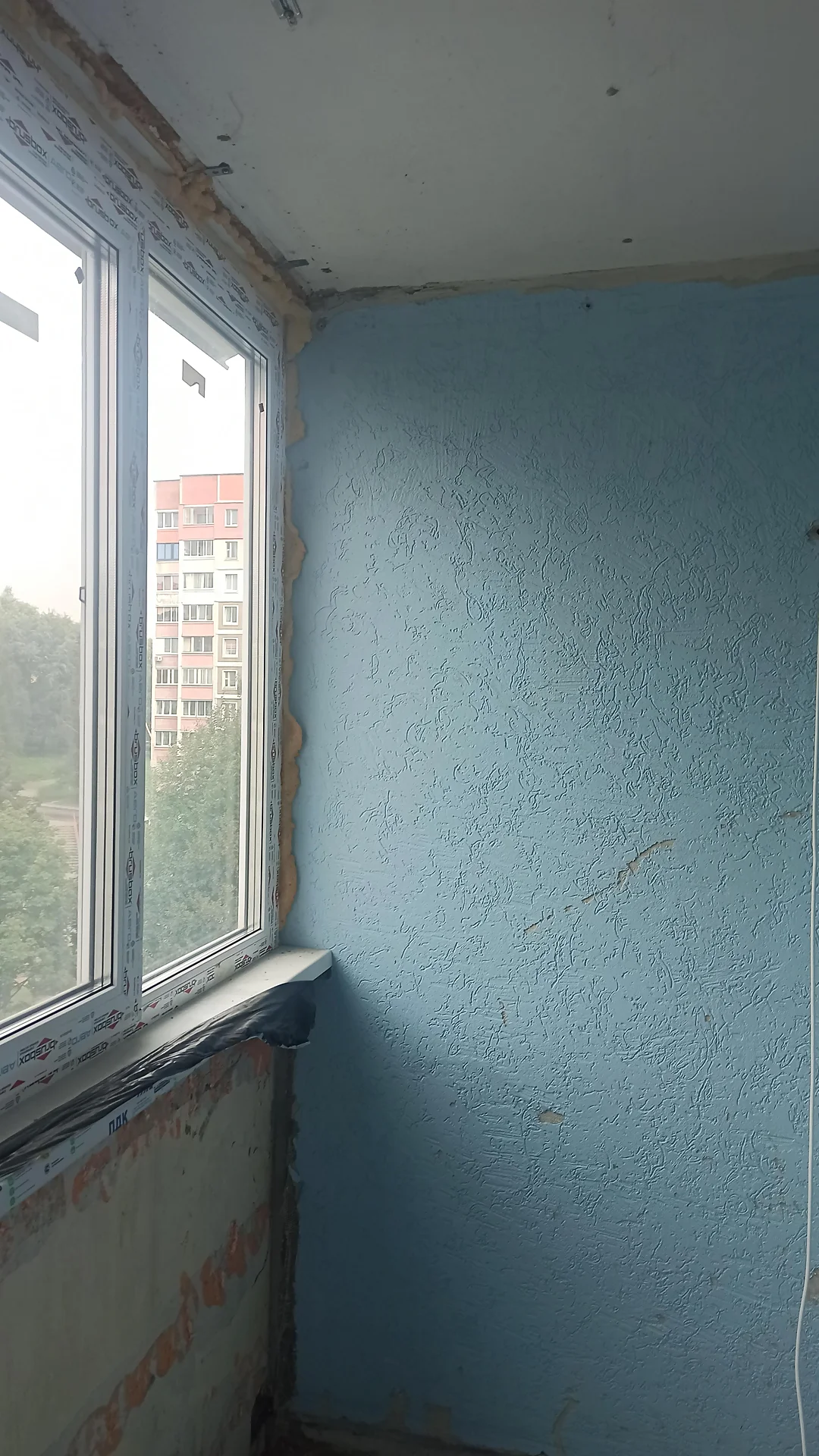 Синяя декоративная штукатурка на стенах балкона