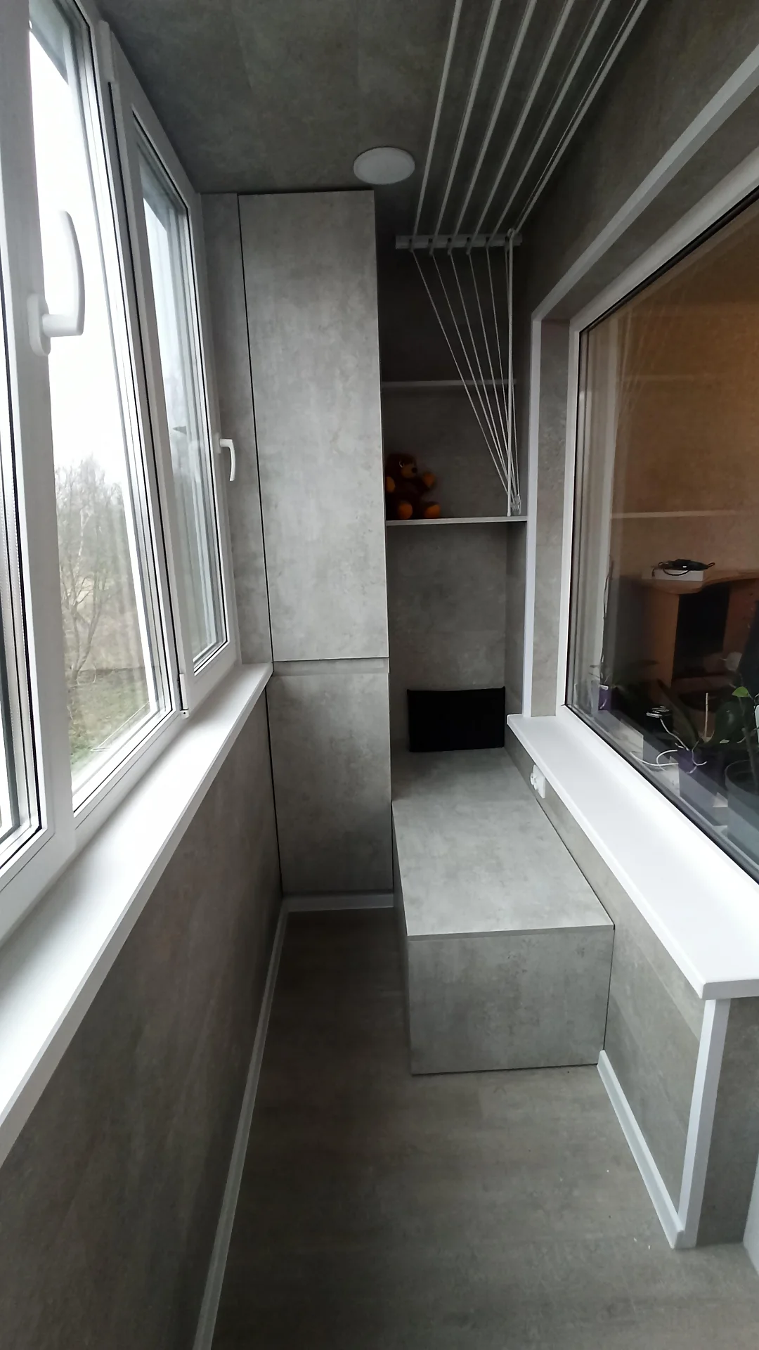 Мебель на балкон: встроенный ларь и шкаф из серого ЛДСП