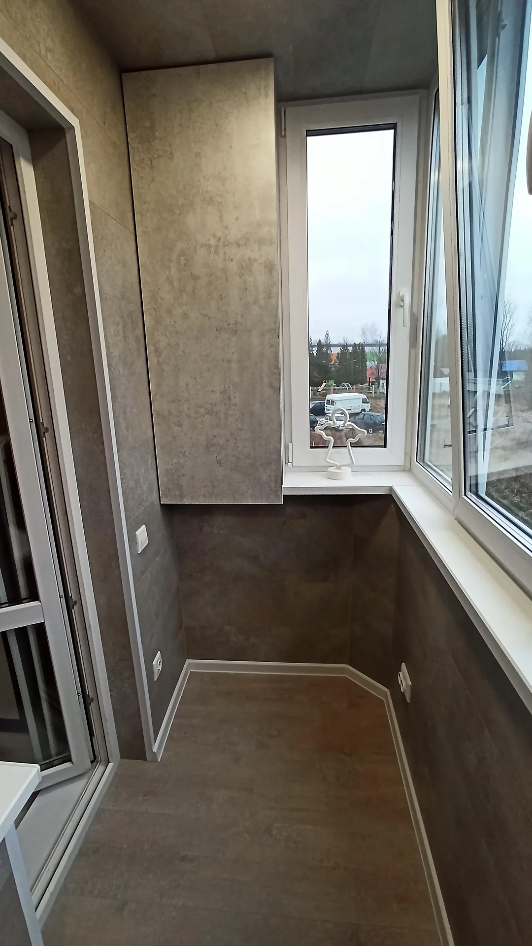 Зона рабочего кабинета на балконе с розетками и полками