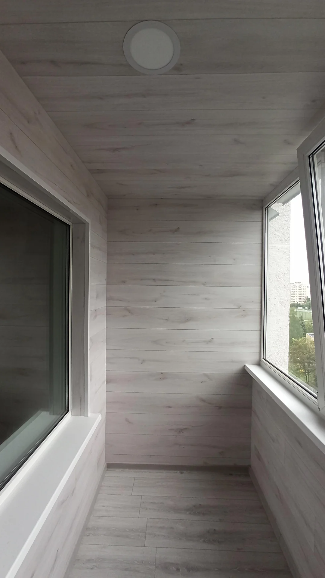 Горизонтальная отделка балкона светлым ламинатом