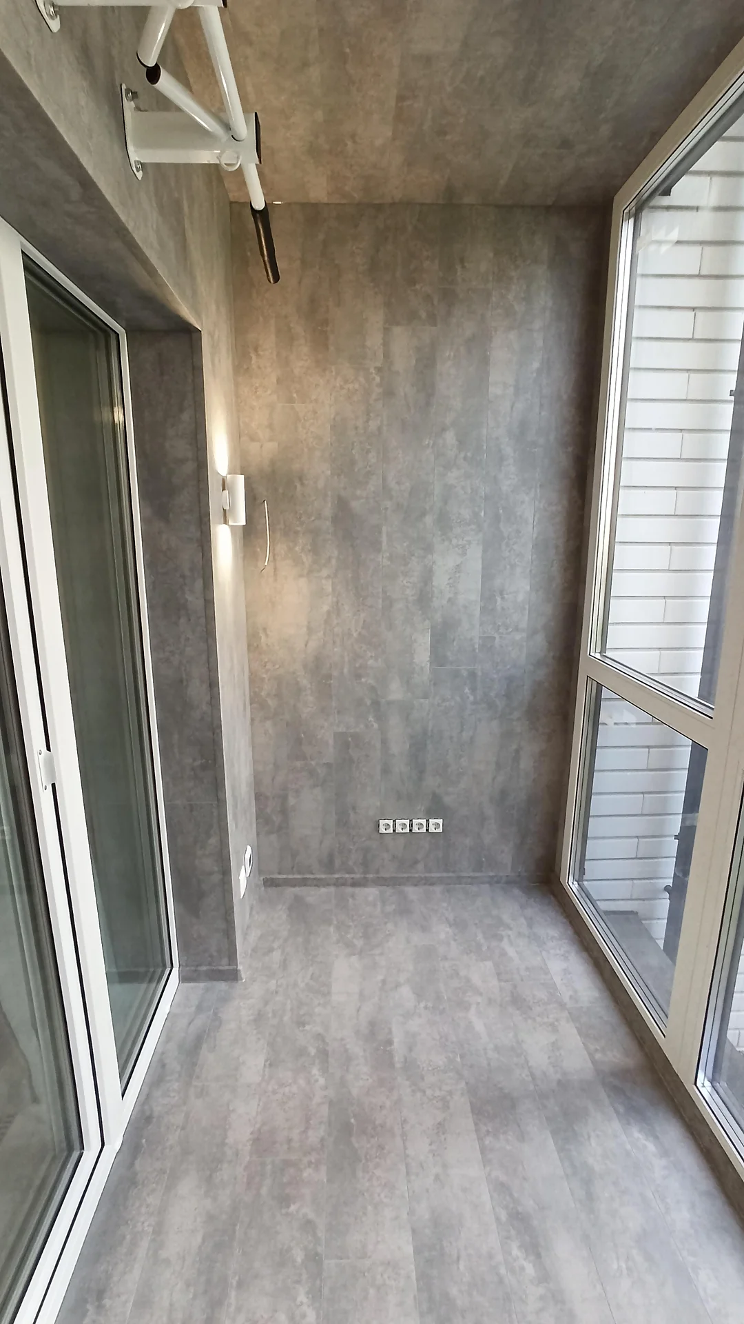 Балкон со спортивной зоной и турником отделка под камень