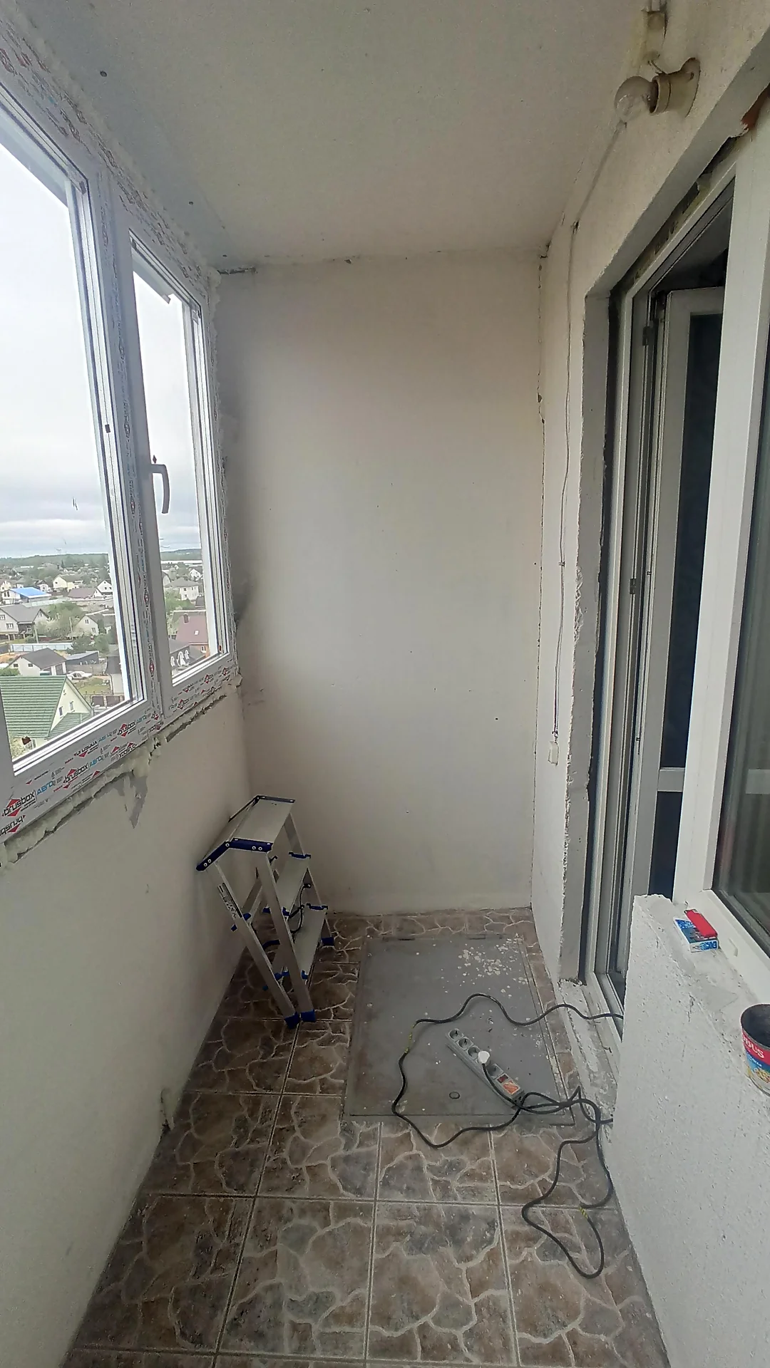 Белые оштукатуренные стены балкона до ремонта