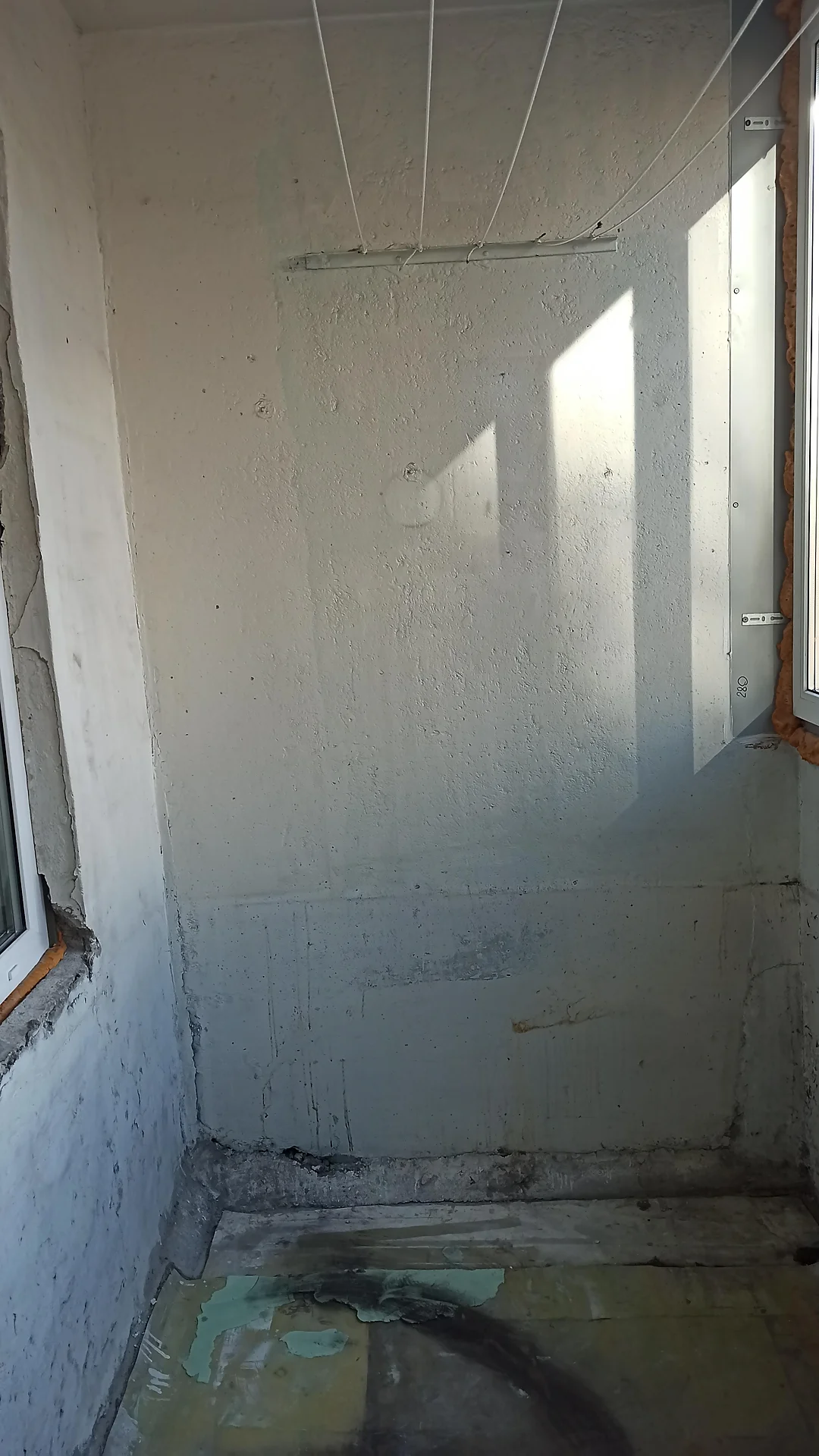 Потолочная сушилка на старых оштукатуренных стенах