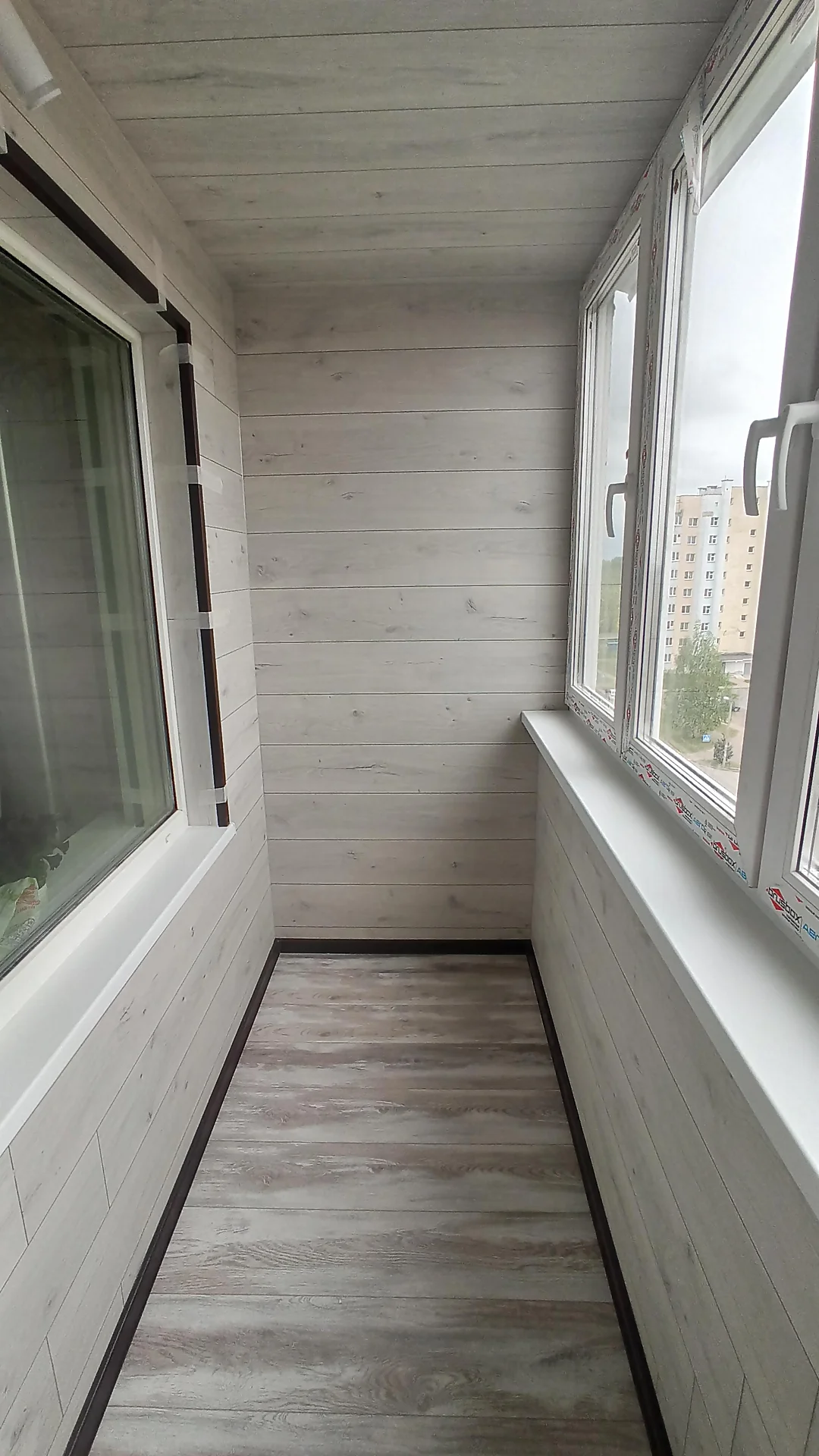 Полная обшивка балкона ламинатом: стены, пол, потолок, откосы