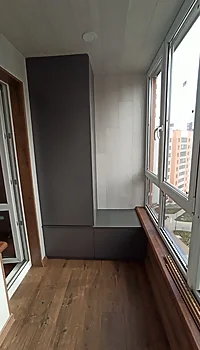 Комбинированный L-образный распашной шкаф на балкон графитового цвета Минск