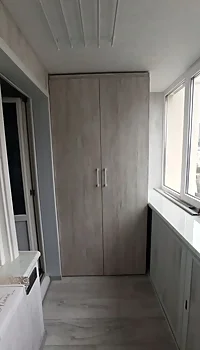 Высокий распашной шкаф на балкон цвета светлого дерева