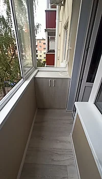 Встроенная тумба на балкон под подоконник цвета светлого дерева распашная