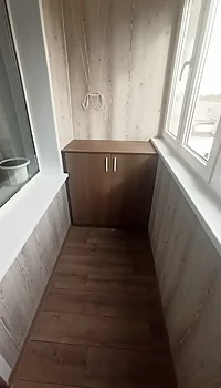 Встроенная тумба на балкон под подоконник коричневого цвета распашная