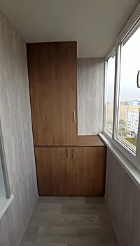 Комбинированный L-образный шкаф на балкон коричневого цвета Минск