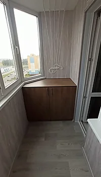 Тумба на лоджию нестандартной формы со скошенным углом коричневого цвета