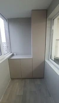 Комбинированный бежевый L-образный шкаф на балкон Минск