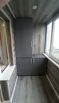 Комбинированный L-образный распашной шкаф на балкон графитового цвета Минск