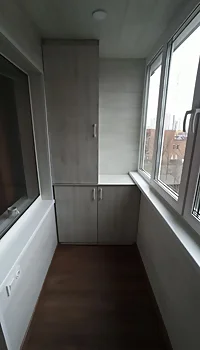 Комбинированный L-образный шкаф на балкон цвета светлого дерева Минск