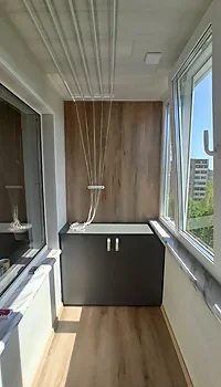 Встроенная тумба на балкон под подоконник распашная графитового цвета