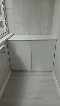 Встроенная тумба на балкон под подоконник белый глянец распашная