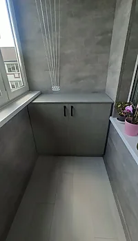 Встроенная тумба на балкон под подоконник серая распашная