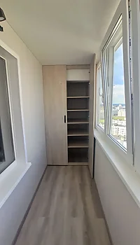 Высокий встроенный распашной шкаф на балкон