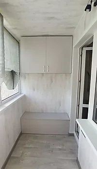 Навесной шкафчик на стену балкона