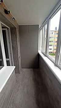 Распашной шкаф на балкон с системой открывания Tip-on