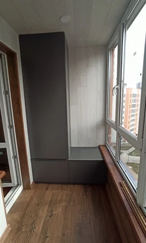 Комбинированный L-образный распашной шкаф на балкон графитового цвета Минск