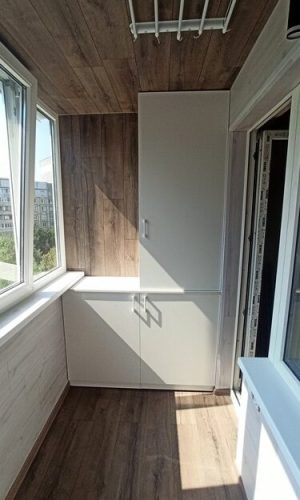 osteklenie-uteplenie-vnutrennyaya-otdelka-balkona-laminatom-shkaf-na-balkon-v-minske-za-tri-dnya