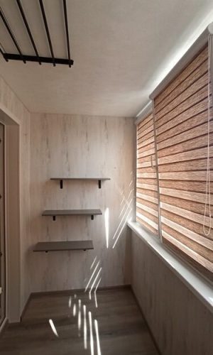 osteklenie-uteplenie-vnutrennyaya-otdelka-lodzhii-pvh-panelyami-polki-na-balkon-v-minske-za-tri-dnya