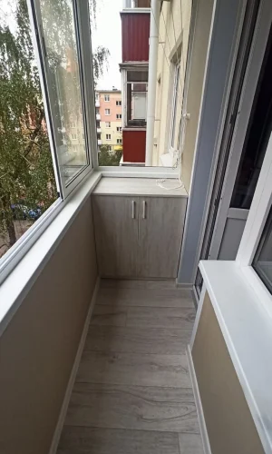 Встроенная тумба на балкон под подоконник цвета светлого дерева распашная