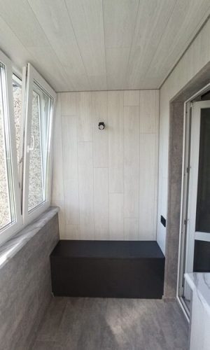 osteklenie-uteplenie-vnutrennyaya-otdelka-balkona-laminatom-yashchik-na-balkon-v-minske-za-tri-dnya
