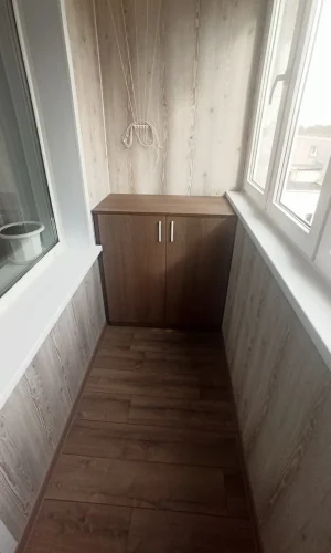 Встроенная тумба на балкон под подоконник коричневого цвета распашная