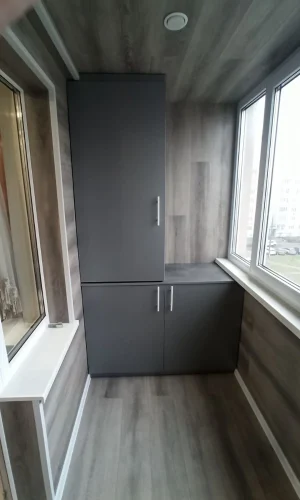 Комбинированный L-образный шкаф на балкон серого цвета Минск