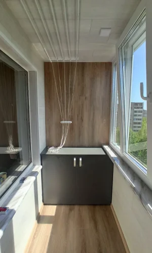 Встроенная тумба на балкон под подоконник распашная графитового цвета