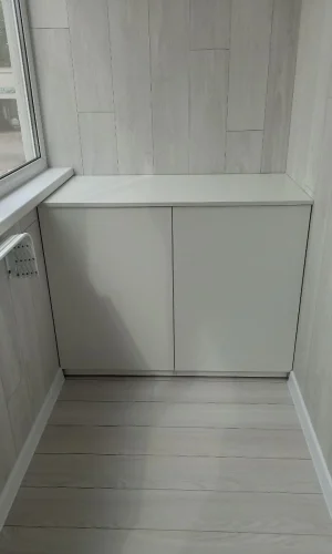 Встроенная тумба на балкон под подоконник белый глянец распашная