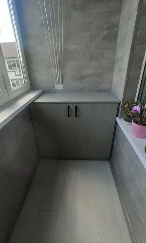 Встроенная тумба на балкон под подоконник серая распашная