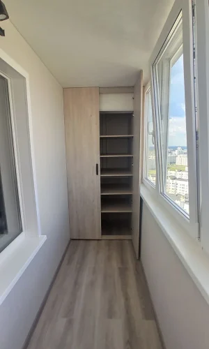 Высокий встроенный распашной шкаф на балкон