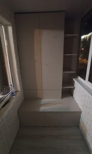 Встроенный шкаф на балконе с тумбой-лавкой для сидения