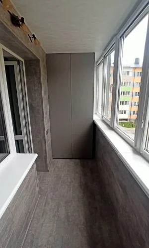 Распашной шкаф на балкон с системой открывания Tip-on